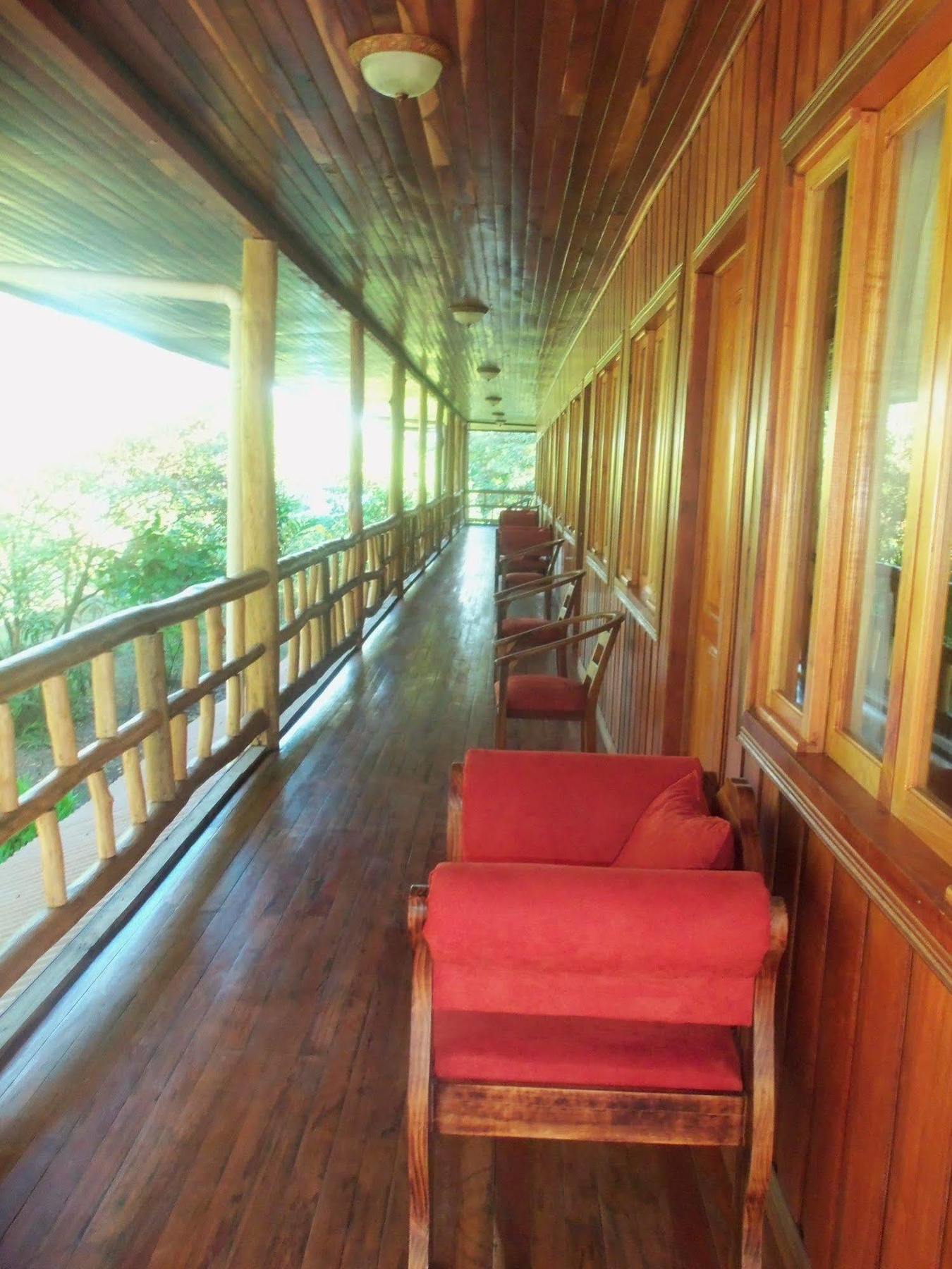 Miss Junies Lodge Tortuguero Exterior foto